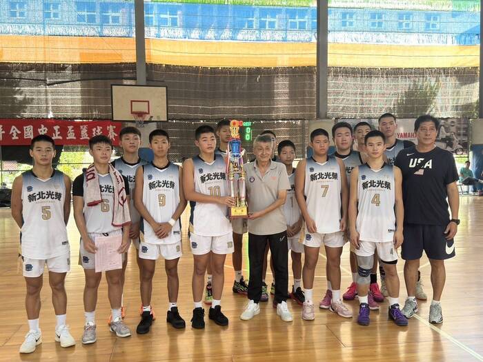 狂賀！本校籃球隊參加114年全國中正盃籃球賽，榮獲國男甲組第三名，感謝尤建昌教練、陳彥君師的辛苦指導，全校師生同賀！圖片