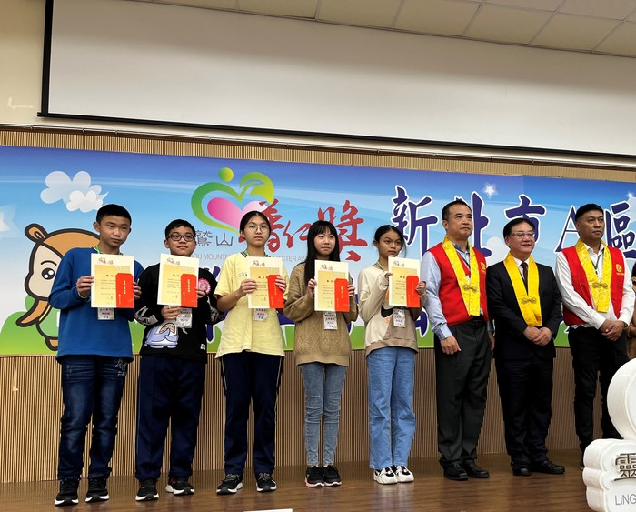 左起周柏諺、邱柏湶、姚昱䈊 、劉辰瑜、陳雪倫五位獲獎同學
